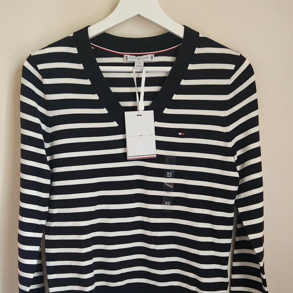 NWT Tommy Hilfiger Sweater - Picture 2 of 6